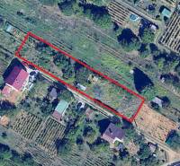 NA PREDAJ stavebný pozemok pod Zoborom ‼️znizena cena - Letecký pohľad na pozemok určený na bývanie blízko ulici Azalková.