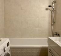 I Prenájom moderne zariadeného 3-izbového bytu v Petržalke. - Kúpeľňa v 3-izbovom byte s vaňou, umývadlom a práčkou, svetlé obklady.