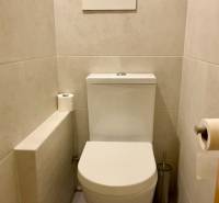 I Prenájom moderne zariadeného 3-izbového bytu v Petržalke. - Kúpeľňa v 3-izbovom byte s béžovými obkladmi a bielym záchodom.