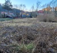 Stavebný pozemok Svrčinovec - Pozemok na bývanie v Svrčinovci obklopený prírodou a blízkymi domami.