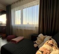 Novostavba FUXOVA 2 izbový byt, parking, Bosákova ul., BA V. Petržalka - Obývacia izba 2-izbového bytu s pohovkou, vankúšmi a záclonami.