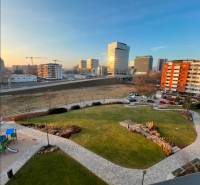 Novostavba FUXOVA 2 izbový byt, parking, Bosákova ul., BA V. Petržalka - Výhľad z Bosákovej na moderné budovy a zeleň v Bratislave - Petržalke, 2-izbový byt.