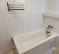 Na predaj: 2-izbový byt v centre mesta Galanta – časť Nová Doba - Kúpeľňa s vaňou obložená svetlými dlaždicami v 2-izbovom byte.