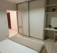 Na predaj: 2-izbový byt v centre mesta Galanta – časť Nová Doba - Spálňa v 2-izbovom byte s priestrannou skriňou a policami na dekorácie.