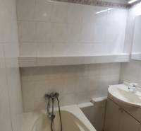 Na predaj: 2-izbový byt v centre mesta Galanta – časť Nová Doba - Kúpeľňa v 2-izbovom byte s vaňou, umývadlom a bielymi kachličkami.