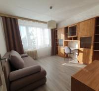 KH-1052, 3 izbový byt, Košice – Staré Mesto, širšie centrum, Kuzmányho - Obývacia izba v 3-izbovom byte so sedačkou, pracovným stolom a podlahou s dreveným dekorom.