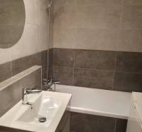 KH-1052, 3 izbový byt, Košice – Staré Mesto, širšie centrum, Kuzmányho - Kúpeľňa v 3-izbovom byte s minimalistickým dizajnom, vaňou a umývadlom.