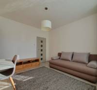 KH-1052, 3 izbový byt, Košice – Staré Mesto, širšie centrum, Kuzmányho - Obývačka v 3-izbovom byte s pohovkou, koberec a podlaha s dreveným dekorom.