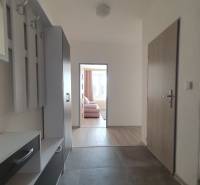 KH-1052, 3 izbový byt, Košice – Staré Mesto, širšie centrum, Kuzmányho - Chodba v 3-izbovom byte, vo výhľade miestnosť s podlahou s dreveným dekorom.