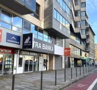 Krásny slnečný kancelársky priestor, BA Staré Mesto, Dunajská - Budova na Dunajskej ulici v Bratislave - Starom Meste s reklamami a vstupmi do kancelárií.