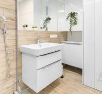 ŠPIČKOVO KOMPLETNE ZARIADENÝ 2-izb. byt bez kompromisov - Kúpeľňa v 2-izbovom byte s podlahou s dreveným dekorom a bielym nábytkom.