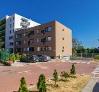 ŠPIČKOVO KOMPLETNE ZARIADENÝ 2-izb. byt bez kompromisov - Budova s parkoviskom na Mierovej ulici v Bratislava - Ružinov pri 2-izbovom byte.