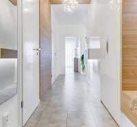 ŠPIČKOVO KOMPLETNE ZARIADENÝ 2-izb. byt bez kompromisov - Chodba v 2-izbovom byte s dlažbou a dreveným dekorom.