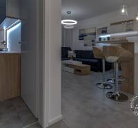 ŠPIČKOVO KOMPLETNE ZARIADENÝ 2-izb. byt bez kompromisov - Štýlová kuchyňa v 2-izbovom byte s barovými stoličkami a dekoratívnymi prvkami.