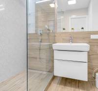 ŠPIČKOVO KOMPLETNE ZARIADENÝ 2-izb. byt bez kompromisov - Kúpeľňa v 2-izbovom byte s podlahou s dreveným dekorom a sprchovým kútom.