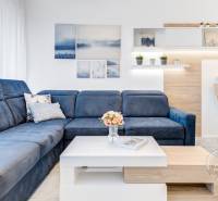 ŠPIČKOVO KOMPLETNE ZARIADENÝ 2-izb. byt bez kompromisov - Obývacia izba v 2-izbovom byte so sedačkou, kvetmi a barovými stoličkami.