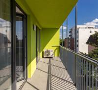 ŠPIČKOVO KOMPLETNE ZARIADENÝ 2-izb. byt bez kompromisov - Balkón v 2-izbovom byte na Mierovej ulici v Bratislave-Ružinove s klimatizačnou jednotkou.