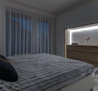 ŠPIČKOVO KOMPLETNE ZARIADENÝ 2-izb. byt bez kompromisov - Spálňa v 2-izbovom byte s posteľou a komodou, osvetlené dekorácie.