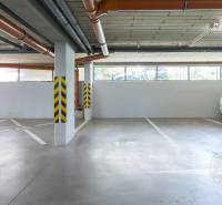 ŠPIČKOVO KOMPLETNE ZARIADENÝ 2-izb. byt bez kompromisov - Podzemné parkovisko na Mierovej ulici v Bratislave-Ružinove s voľnými parkovacími miestami.