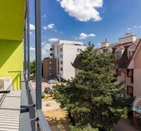 ŠPIČKOVO KOMPLETNE ZARIADENÝ 2-izb. byt bez kompromisov - Balkón 2-izbového bytu na Mierovej ulici v Bratislave - Ružinove s výhľadom na okolie.