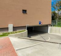 ŠPIČKOVO KOMPLETNE ZARIADENÝ 2-izb. byt bez kompromisov - Vjazd do podzemnej garáže pri budove na ulici Mierová v Bratislave - Ružinove.