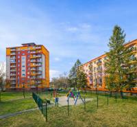 Kompletne zrekonštruovaný 3-izbový byt s balkónom – Rimavská Sobota - Farebné bytové domy s ihriskom na Rožňavskej ulici v Rimavskej Sobote.