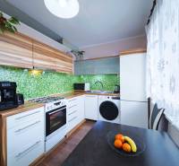 Kompletne zrekonštruovaný 3-izbový byt s balkónom – Rimavská Sobota - Kuchyňa v 3-izbovom byte s dreveným dekorom a zariadením.