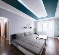 Kompletne zrekonštruovaný 3-izbový byt s balkónom – Rimavská Sobota - Svetlá obývačka v 3-izbovom byte s podlahou s dreveným dekorom a pohodlným sedením.