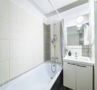 Kompletne zrekonštruovaný 3-izbový byt s balkónom – Rimavská Sobota - Kúpeľňa s vaňou a umývadlom v 3-izbovom byte. Neutralne obklady a zrkadlo.