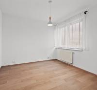 PRENÁJOM 3i byt s veľkorysou terasou a súkromím – Staré Grunty - Svetlá izba s bielymi stenami a podlahou s dreveným dekorom v 3-izbovom byte.