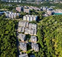 PRENÁJOM 3i byt s veľkorysou terasou a súkromím – Staré Grunty - Letecký pohľad na zástavbu v Bratislave - Karlova Ves, ulica Bedlova, obklopenú zeleňou.