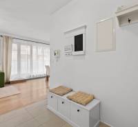 PRENÁJOM 3i byt s veľkorysou terasou a súkromím – Staré Grunty - Interiér 3-izbového bytu s pohľadom na podlahu s dreveným dekorom a zelenou sedačkou.