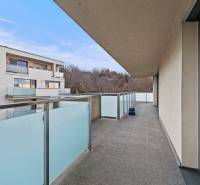 PRENÁJOM 3i byt s veľkorysou terasou a súkromím – Staré Grunty - Priestranný balkón s priehľadným zábradlím pri 3-izbovom byte na Rydzikovej v Bratislave.