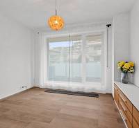 PRENÁJOM 3i byt s veľkorysou terasou a súkromím – Staré Grunty - Izba s podlahou s dreveným dekorom, závesom a kvetmi v 3-izbovom byte.