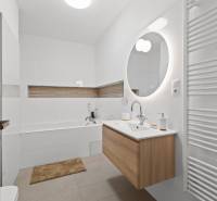 PRENÁJOM 3i byt s veľkorysou terasou a súkromím – Staré Grunty - Kúpeľňa s vaňou, umývadlom a veľkým osvetleným zrkadlom v 3-izbovom byte.