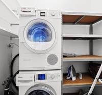 PRENÁJOM 3i byt s veľkorysou terasou a súkromím – Staré Grunty - Práčka a sušička s regálom a schodíkmi v 3-izbovom byte.