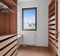 PRENÁJOM 3i byt s veľkorysou terasou a súkromím – Staré Grunty - Šatník so vstavanými policami a oknom, podlaha s dreveným dekorom, 3-izbový byt.