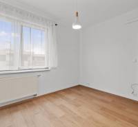 PRENÁJOM 3i byt s veľkorysou terasou a súkromím – Staré Grunty - Izba v 3-izbovom byte s podlahou s dreveným dekorom, závesmi a radiátorom.