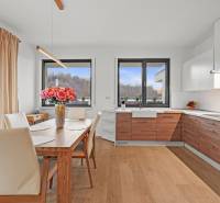 PRENÁJOM 3i byt s veľkorysou terasou a súkromím – Staré Grunty - Jedáleň s kuchyňou v 3-izbovom byte, svetlé skrinky a podlaha s dreveným dekorom.