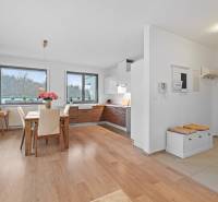 PRENÁJOM 3i byt s veľkorysou terasou a súkromím – Staré Grunty - Svetlá kuchyňa v 3-izbovom byte s jedálňou a podlahou s dreveným dekorom.