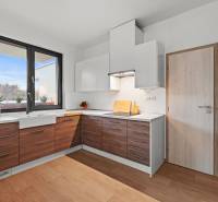 PRENÁJOM 3i byt s veľkorysou terasou a súkromím – Staré Grunty - Kuchynská linka s dreveným dekorom a veľkým oknom v 3-izbovom byte.