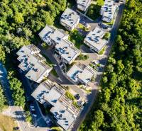 PRENÁJOM 3i byt s veľkorysou terasou a súkromím – Staré Grunty - Letecký pohľad na obytné budovy obklopené zeleňou pri ulici Bedlova v Bratislave - Karlova Ves.