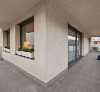 PRENÁJOM 3i byt s veľkorysou terasou a súkromím – Staré Grunty - Balkón 3-izbového bytu s kvetinovými boxami a skleneným zábradlím.