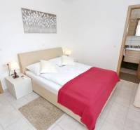 CHORVÁTSKO - VÝBORNÁ PONUKA! - 3-izbový apartmán - SUKOŠAN, Zadar - Spálňa v 3-izbovom byte s manželskou posteľou a svetlými dekoráciami.