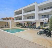 CHORVÁTSKO - VÝBORNÁ PONUKA! - 3-izbový apartmán - SUKOŠAN, Zadar - Apartmánový komplex s bazénom a terasou v meste Sukošan, ideálny pre relax.