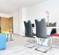 CHORVÁTSKO - VÝBORNÁ PONUKA! - 3-izbový apartmán - SUKOŠAN, Zadar - Jasná jedáleň so sviežou výzdobou a podlahou s dreveným dekorom v 3-izbovom byte.