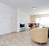 CHORVÁTSKO - VÝBORNÁ PONUKA! - 3-izbový apartmán - SUKOŠAN, Zadar - Obývacia izba v 3-izbovom byte s podlahou s dreveným dekorom a jedálenským stolom.