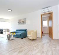 CHORVÁTSKO - VÝBORNÁ PONUKA! - 3-izbový apartmán - SUKOŠAN, Zadar - Svetlý interiér 3-izbového bytu s podlahou s dreveným dekorom a pohodlným sedením.