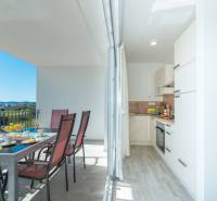 CHORVÁTSKO - VÝBORNÁ PONUKA! - 3-izbový apartmán - SUKOŠAN, Zadar - Jasne presvetlená terasa s jedálenským stolom a výhľadom na SUKOŠAN. K tomu kuchyňa.