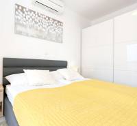 CHORVÁTSKO - VÝBORNÁ PONUKA! - 3-izbový apartmán - SUKOŠAN, Zadar - Spálňa v 3-izbovom byte s pohodlnou posteľou, nočným stolíkom a klimatizáciou.